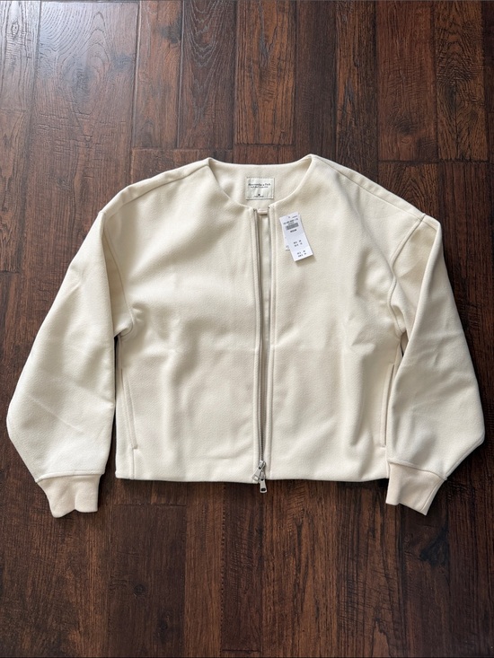 Abercrombie & Fitch Jackets & Blazers - Abercrombie & Fitch Off-White Zip-Front Bomber Jacket
